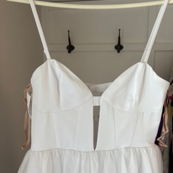 Wedding dress - Picture 3 of 8